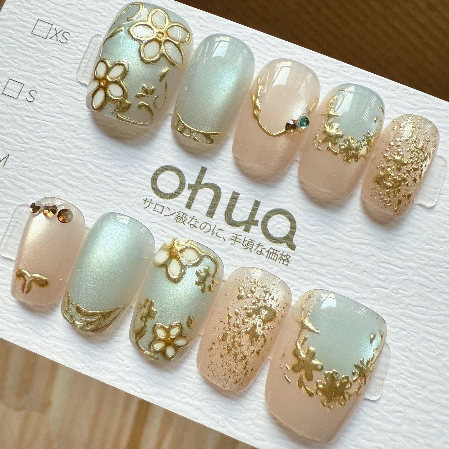 OHUA 低彩度ブルーxヌーディ ゴールドフラワーネイルチップ
